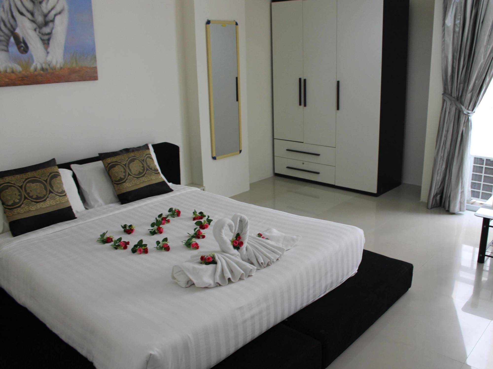 Lars-Lita Residence Patong Екстериор снимка